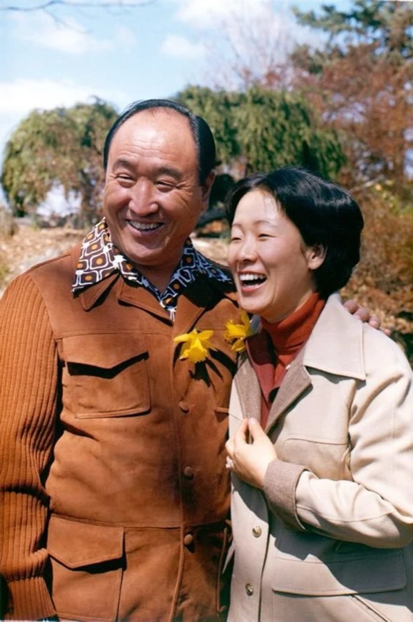Hak Ja Han nevet Sun Myung Moon mellett